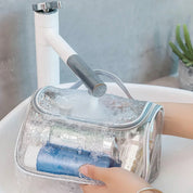 Borsa da toilette trasparente impermeabile sotto rubinetto, contenente prodotti cosmetici. Ideale per viaggi, resistente all'acqua, pratica e versatile.