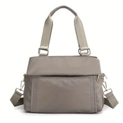 Borsa a tracolla grigia in nylon impermeabile con tasche multiple e cerniere, design elegante e pratico per donna, ideale per uso quotidiano.