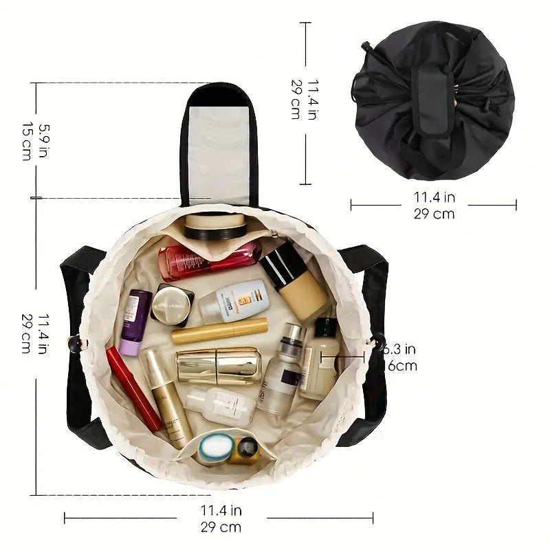 Borsa organizer cosmetici nera aperta, dimensioni 29x29 cm, con vari prodotti di bellezza all'interno. Vista dall'alto, chiusura a coulisse.