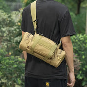 Uomo con borsa a tracolla tattica beige, design compatto e resistente, ideale per escursioni e attività all'aperto. Sfondo verde naturale.