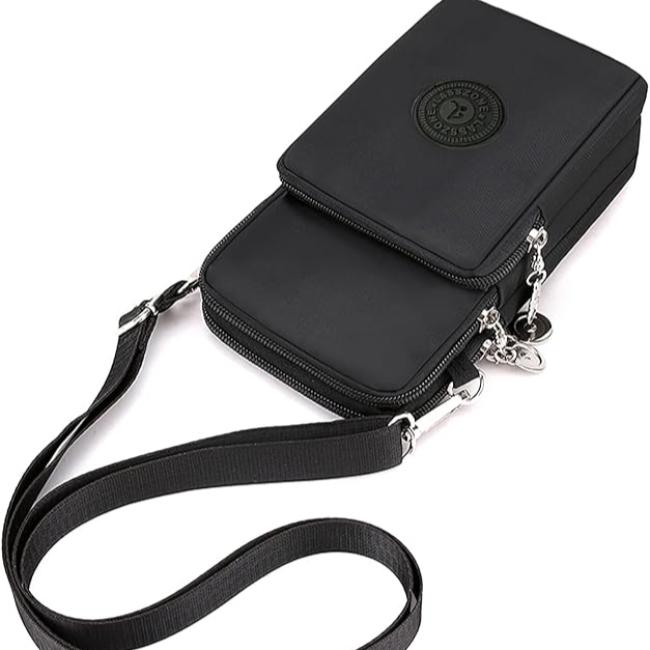 Borsa a tracolla nera in nylon, design compatto con doppia cerniera, logo circolare, tracolla regolabile. Accessorio moda pratico e versatile.