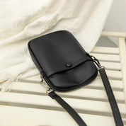 Borsa a tracolla in pelle nera su sfondo bianco, design elegante e compatto, ideale per moda donna, accessori di tendenza, shopping online.