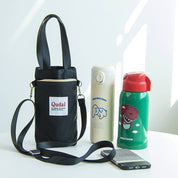 Borsa termica nera con tracolla, affiancata da tre bottiglie termiche colorate su sfondo bianco. Accessori per bevande, design moderno.