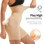 Donna indossa pantaloncini modellanti beige ad alta elasticità, traspiranti e aderenti. Ideali per snellire e modellare la silhouette.