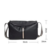 Borsa a tracolla in pelle nera, dimensioni 31x20x10 cm, con striscia decorativa centrale. Accessorio moda elegante e pratico per ogni occasione.