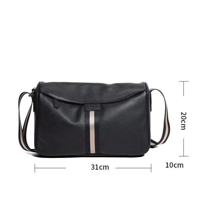 Borsa a tracolla in pelle nera, dimensioni 31x20x10 cm, con striscia decorativa centrale. Accessorio moda elegante e pratico per ogni occasione.