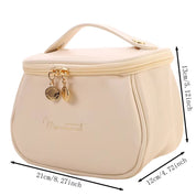 Borsa cosmetica beige con cerniera dorata, manico superiore e dimensioni 21x12x13 cm. Elegante e pratica per viaggi e organizzazione trucco.
