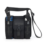 Borsa a tracolla tattica nera con tasche multiple, cinturino regolabile, ideale per escursioni e attività all'aperto. Design robusto e funzionale.