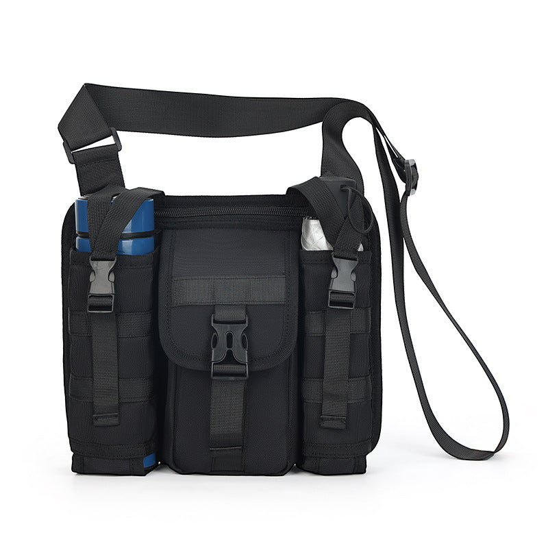 Borsa a tracolla tattica nera con tasche multiple, cinturino regolabile, ideale per escursioni e attività all'aperto. Design robusto e funzionale.