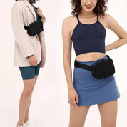 Due donne con marsupio nero, una indossa blazer beige e pantaloncini blu, l'altra top blu e gonna azzurra. Moda casual, accessorio pratico.