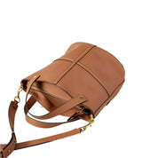Borsa a tracolla in pelle marrone, design elegante con dettagli dorati, ideale per moda donna. Accessorio di lusso, perfetto per ogni occasione.