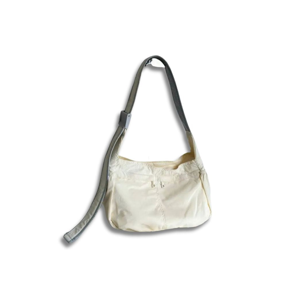 Borsa a tracolla bianca in tessuto, design minimalista, con cinturino regolabile grigio. Accessorio moda donna, stile casual ed elegante.