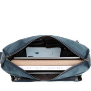 Borsa a tracolla blu aperta con laptop, smartphone e libri all'interno. Accessori moda, organizzazione, tecnologia portatile.