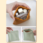 Borsetta in pelle compatta, colori pastello, ideale per cosmetici e accessori. Design elegante e pratico, perfetto per viaggi e uso quotidiano.