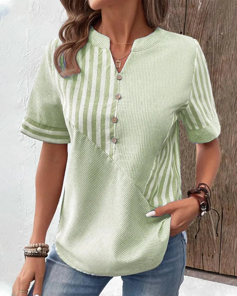 Blusa donna verde a righe, maniche corte, scollo a V con bottoni, stile casual estivo. Indossata con jeans, accessori bracciali. Moda femminile trendy.
