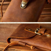 Borsa a tracolla in pelle marrone vintage, chiusura a fibbia, design elegante e resistente, ideale per moda uomo e donna, accessorio di tendenza.