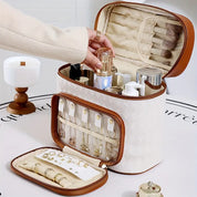 Scatola porta trucchi in pelle bianca con cerniera, scomparti per cosmetici e pennelli, design elegante, ideale per organizzare il make-up.