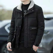 Giacca invernale uomo nera imbottita, colletto in pelliccia sintetica, tasca frontale, stile casual, ideale per moda autunno-inverno.