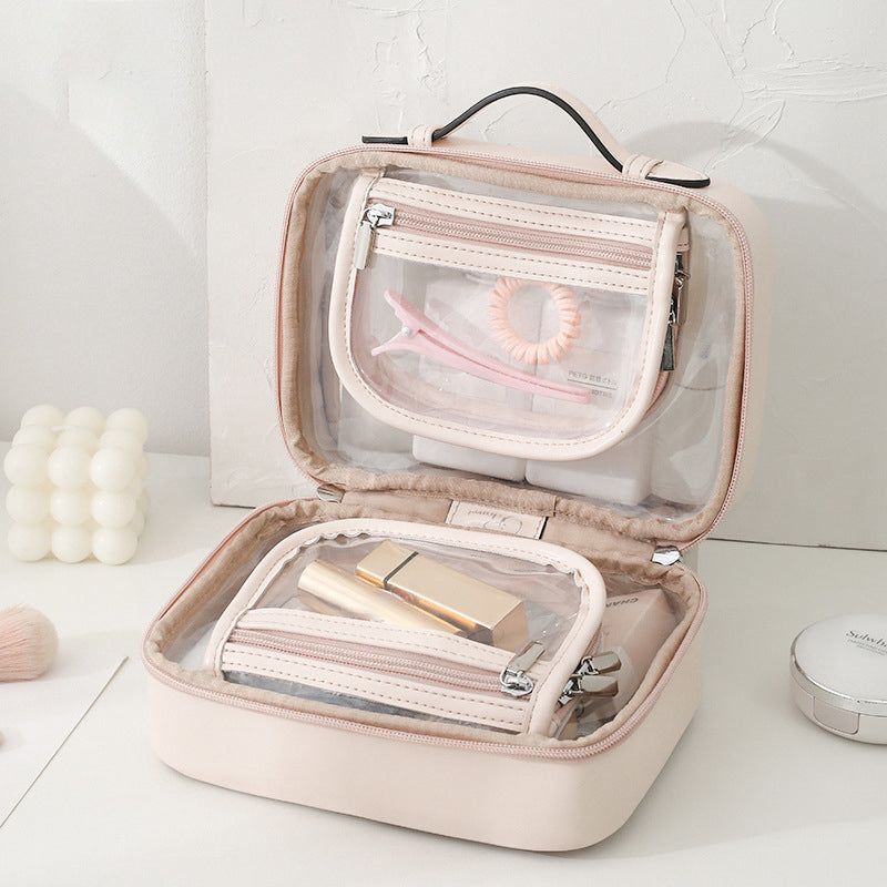 Borsa cosmetica rosa aperta con scomparti trasparenti, contenente accessori trucco e cura personale. Ideale per organizzare prodotti di bellezza.
