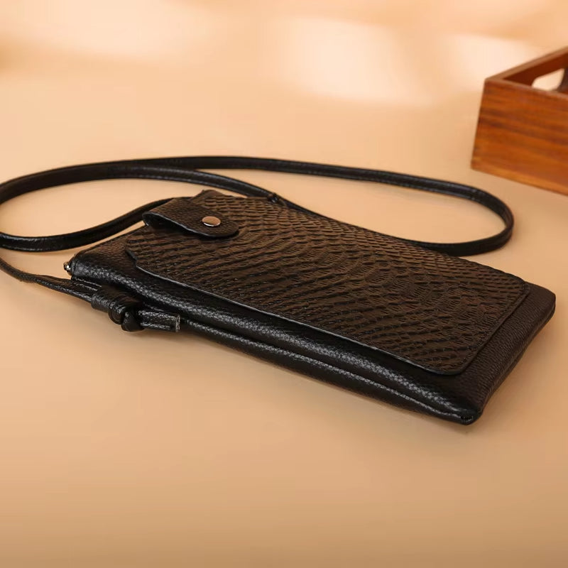 Borsa a tracolla in pelle nera con texture, design elegante e compatto, ideale per smartphone. Accessorio moda donna, pratico e versatile.