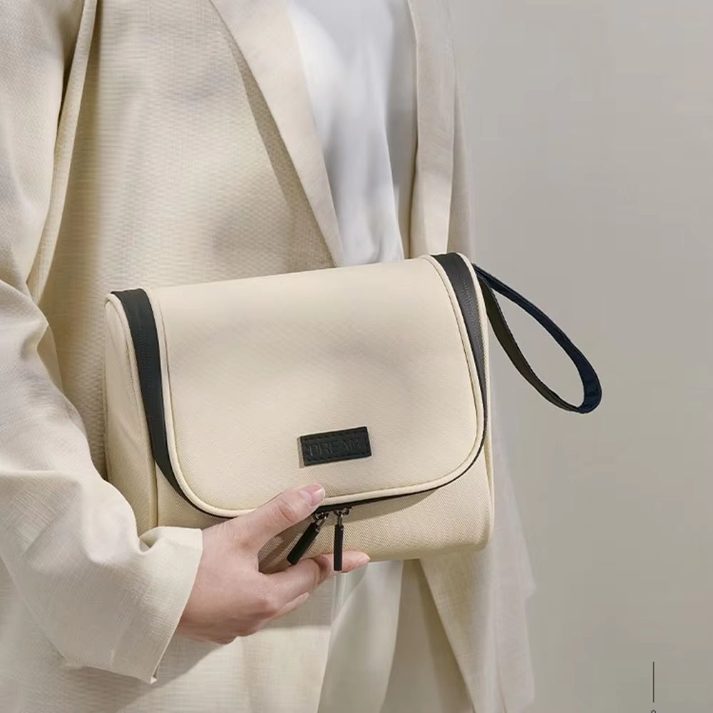 Borsa a tracolla beige elegante, design minimalista, chiusura con zip, manico nero, ideale per moda donna, accessorio versatile e chic.