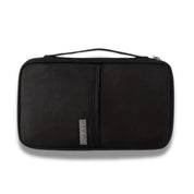 Custodia organizer da viaggio nera, compatta e resistente, con manico superiore e chiusura a zip. Ideale per accessori elettronici e cavi.