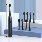 Spazzolino elettrico nero con sette testine di ricambio su sfondo blu. Design moderno, set completo per igiene orale, tecnologia avanzata.