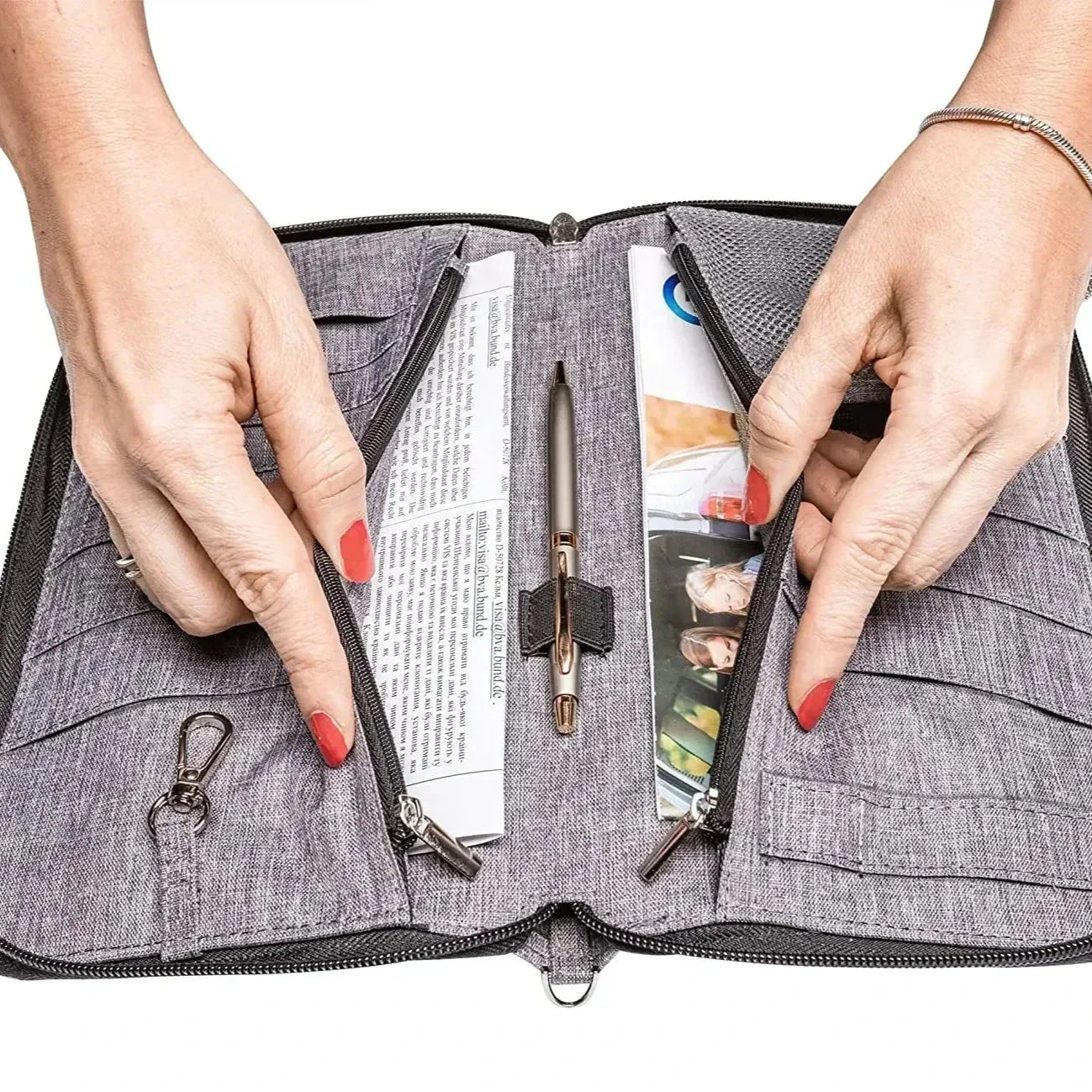 Custodia organizer grigia con cerniera, tasche multiple, penna e documenti. Ideale per viaggi, lavoro, ufficio. Accessorio pratico e versatile.