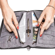 Custodia organizer grigia con cerniera, tasche multiple, penna e documenti. Ideale per viaggi, lavoro, ufficio. Accessorio pratico e versatile.