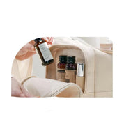 Borsa da viaggio beige con tasche multiple, contenente flaconi di cosmetici e prodotti per la cura della pelle. Accessorio organizzativo elegante.