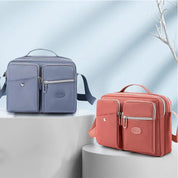 Due borse a tracolla in pelle, una blu e una rosa, con tasche multiple e cerniere, su sfondo minimalista. Accessori moda eleganti e funzionali.