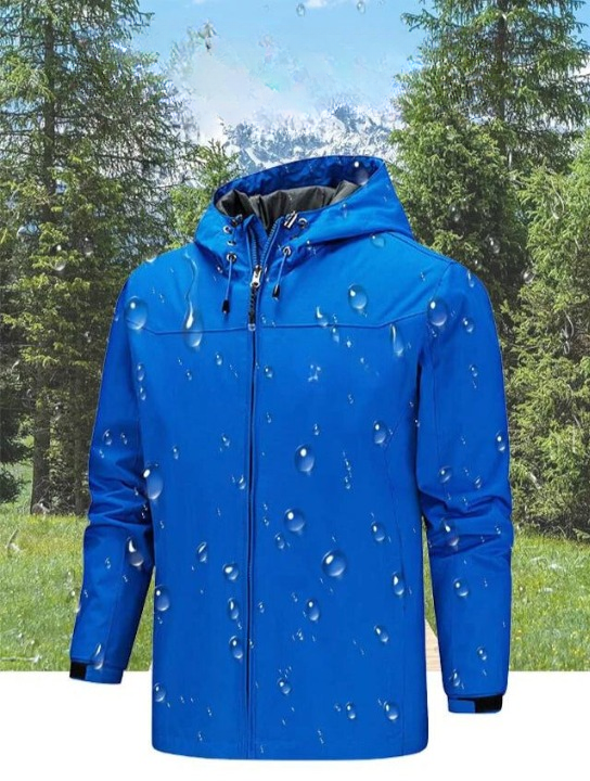 Giacca impermeabile blu con cappuccio, gocce d'acqua, sfondo montano e alberi verdi. Abbigliamento outdoor resistente all'acqua.
