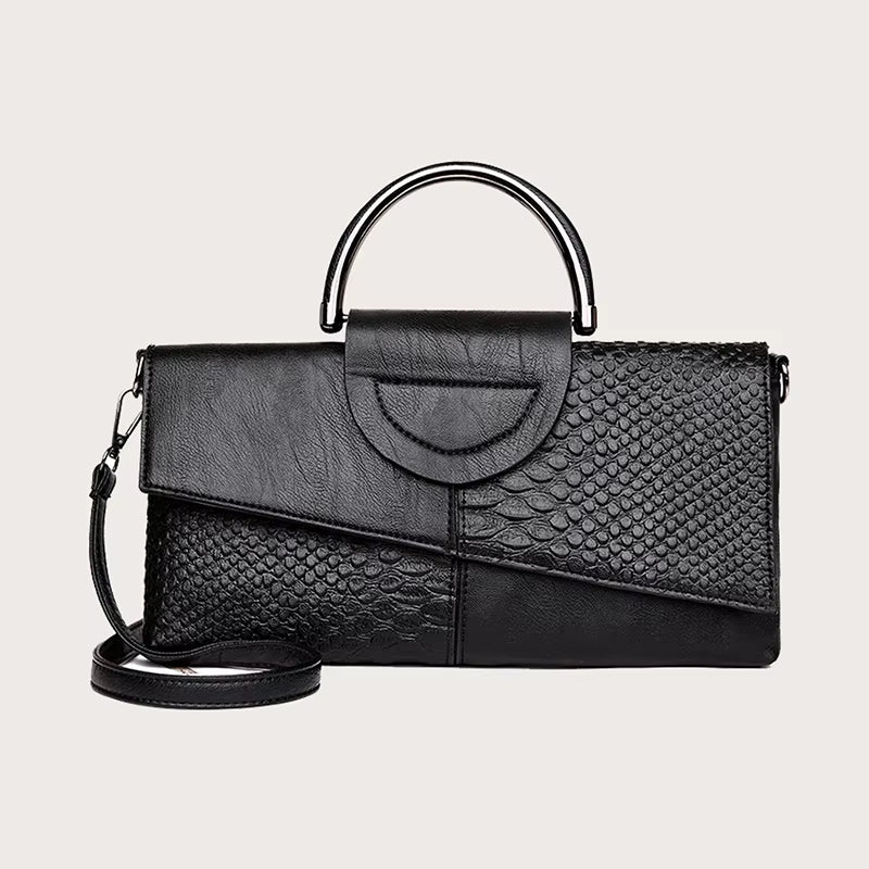 Borsa a mano nera in pelle sintetica con texture rettile, design elegante, tracolla removibile, chiusura a patta, manico in metallo.