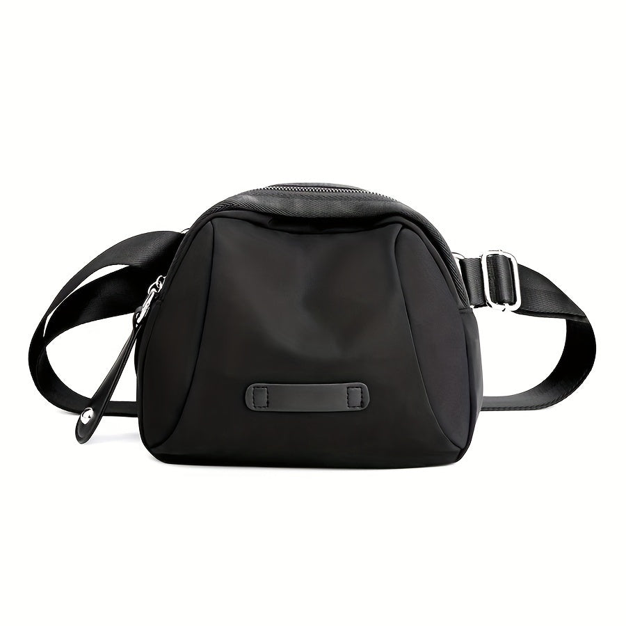 Borsa a tracolla nera in nylon, design compatto e moderno, con cerniera superiore e cinturino regolabile. Accessorio moda unisex elegante e pratico.