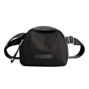 Borsa a tracolla nera in nylon, design compatto e moderno, con cerniera superiore e cinturino regolabile. Accessorio moda unisex elegante e pratico.