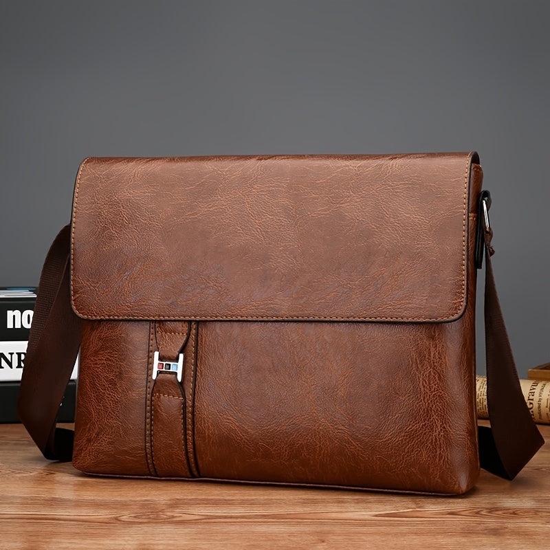 Borsa a tracolla in pelle marrone, design elegante, chiusura a fibbia, ideale per lavoro e viaggio. Accessorio moda uomo, stile classico.