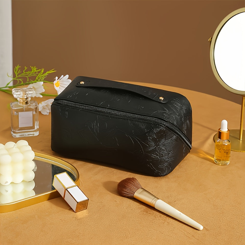 Elegante borsa trucco nera su tavolo con specchio, pennello, profumo e olio viso. Accessori bellezza, cosmetici, organizzazione trucco.
