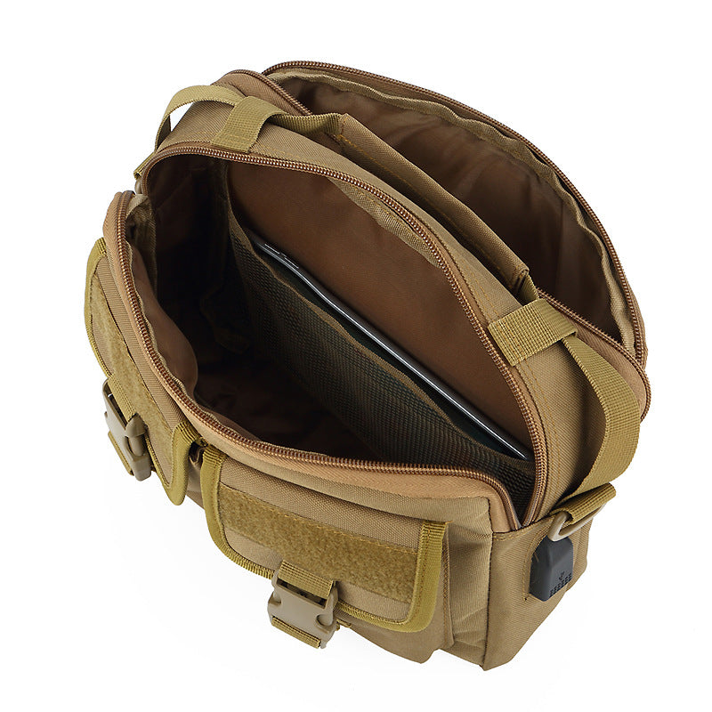 Borsa a tracolla tattica beige, scomparti multipli, chiusure a fibbia, ideale per laptop e accessori, resistente e versatile per uso quotidiano.