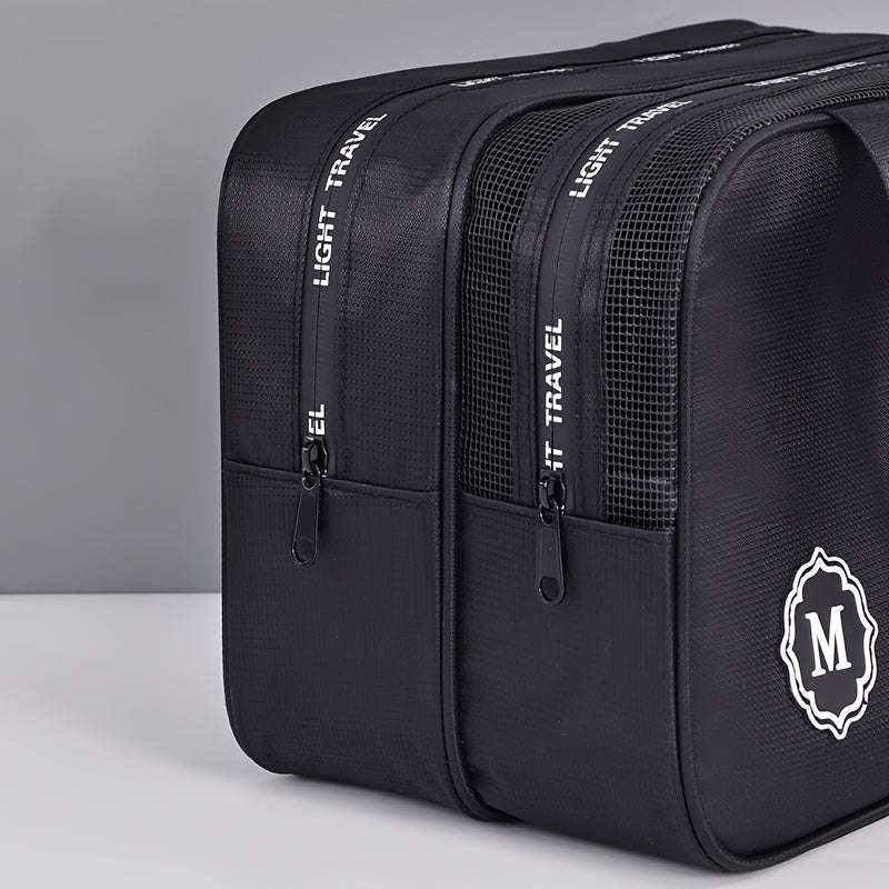 Zaino da viaggio nero con doppia cerniera, logo "M" e scritta "Light Travel". Design moderno, ideale per viaggi e uso quotidiano.