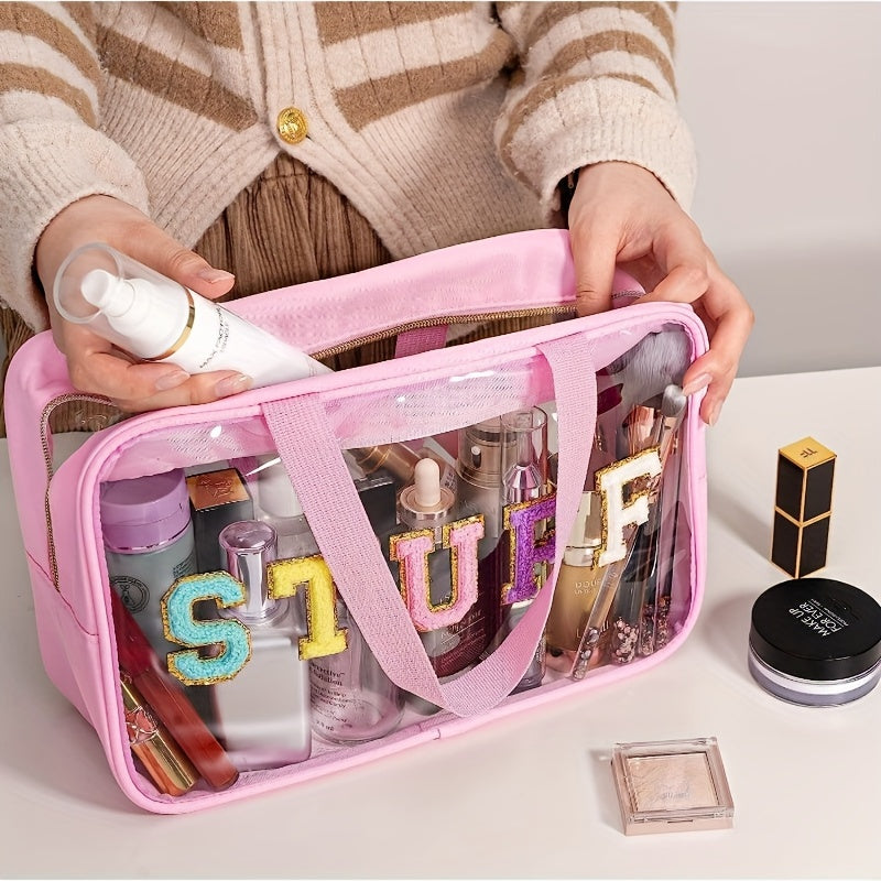 Borsa organizer rosa trasparente con prodotti cosmetici, pennelli trucco e spray. Ideale per viaggi, beauty case, accessori make-up.