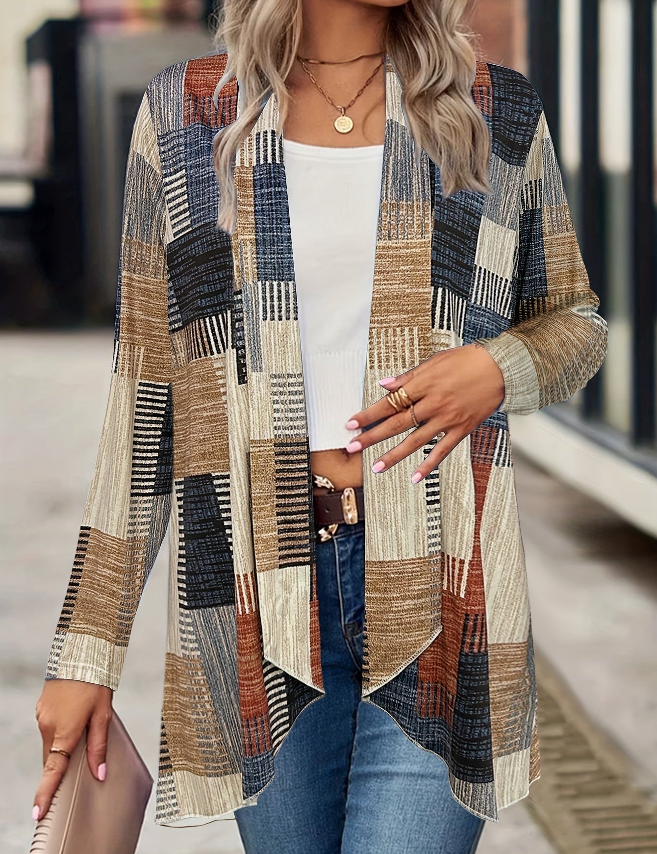 Donna indossa cardigan a quadri multicolore, top bianco e jeans. Moda autunnale casual, abbigliamento femminile elegante, stile urbano.