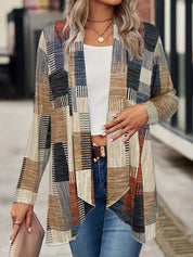 Donna con cardigan a quadri multicolore, top bianco e jeans. Moda autunnale, abbigliamento casual elegante, accessori dorati.