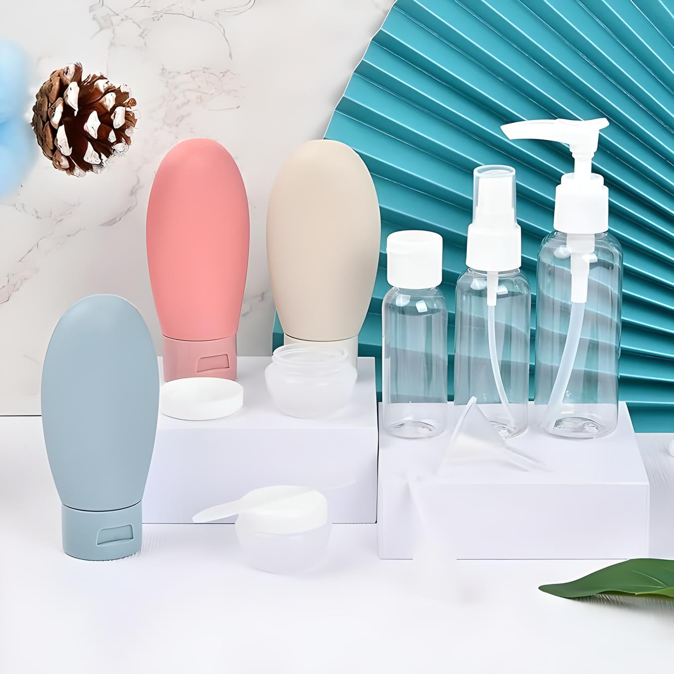 Set di contenitori da viaggio per cosmetici, include flaconi spray e dispenser in plastica trasparente, tubetti colorati su sfondo decorativo.