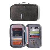 Custodia organizer da viaggio in tessuto grigio, con scomparti per passaporti, carte di credito, penne, chiavi e schede SD. Ideale per viaggi sicuri.