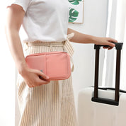 Donna con borsa da viaggio rosa e valigia bianca, moda estiva, abbigliamento casual, accessori eleganti, viaggio, vacanza, stile moderno.