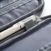 Penna bianca in custodia grigia con tasca elastica, design elegante e funzionale, accessorio perfetto per ufficio e scuola, alta qualità.
