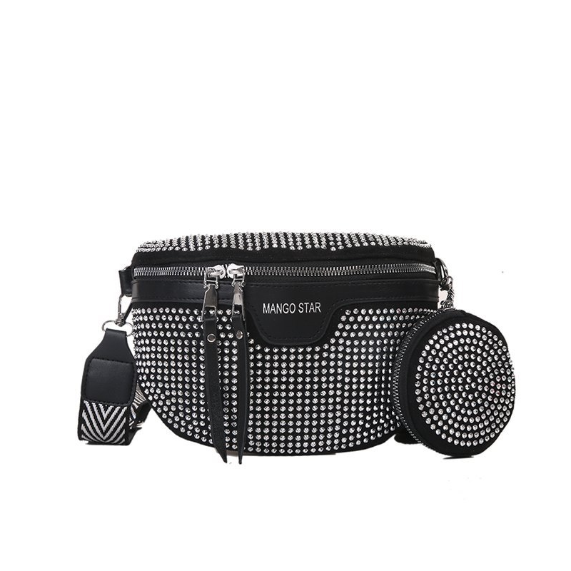 Marsupio nero con borchie argento, tracolla regolabile, tasca frontale con zip, design elegante e moderno, ideale per moda urbana e casual.