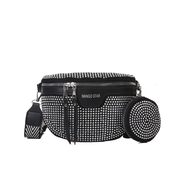 Marsupio nero con borchie argento, tracolla regolabile, tasca frontale con zip, design elegante e moderno, ideale per moda urbana e casual.