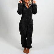 Tuta intera in pile nero per donna, morbida e calda, ideale per l'inverno. Design con cappuccio, chiusura frontale, comfort e stile casual.