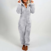 Tuta intera in pile grigio chiaro, donna, con cappuccio e zip frontale. Abbigliamento comodo, caldo, ideale per l'inverno e il relax a casa.